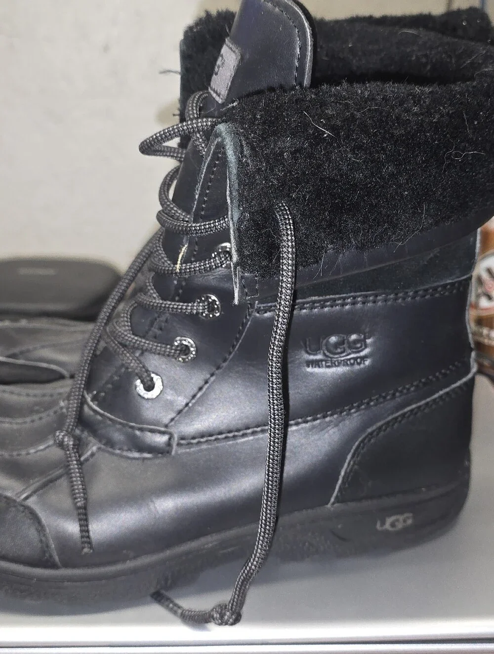 UGG SIZE 5s, S/N 1098890K,